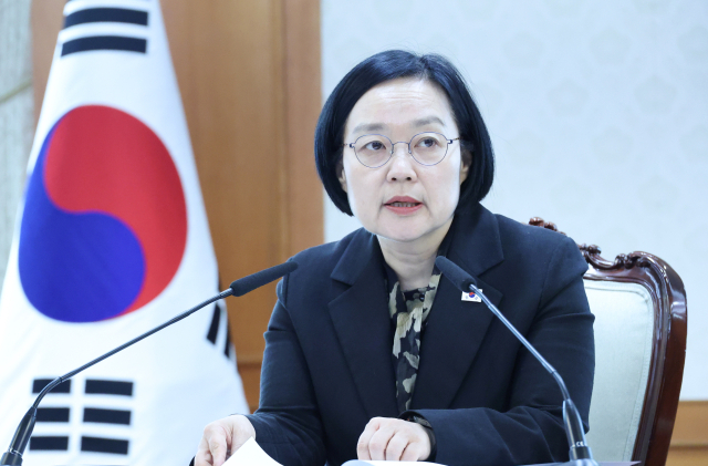 한성숙 국무총리가 서울 종로구 정부서울청사에서 열린 자살예방정책위원회 11차 회의를 주재하고 있다. 연합뉴스