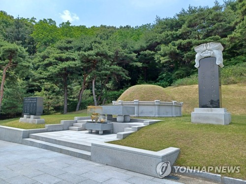 국립대전현충원 국가원수묘역에 안장된 최규하 전 대통령 묘소 앞에서 추모객들이 헌화하고 있다. 연합뉴스