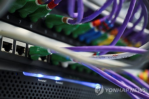 컴퓨터 서버에 연결된 랜선 케이블이 꽂혀 있다. 연합뉴스