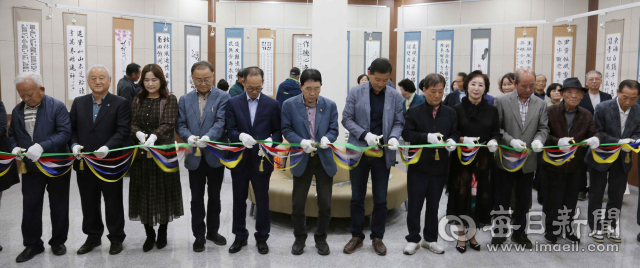 지난 20일 경남 합천문화원 전시실에서 제17회 합천군민휘호대회 수상작 전시 개막을 알리는 테이프 커팅식이 열리고 있다. 전시장에는 한문·한글·문인화·캘리그라피 등 수상작이 내걸렸다. 합천군 제공