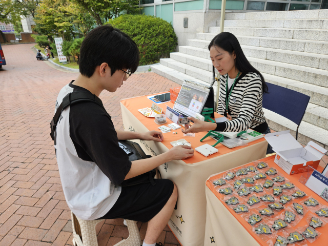 20일 명지전문대학에서 진행된 태양광랜턴 봉사활동에 참여한 학생들이 인도네시아 아동들에게 전달할 태양광 랜턴을 직접 제작하고 있다. (사진= KB국민카드 제공)