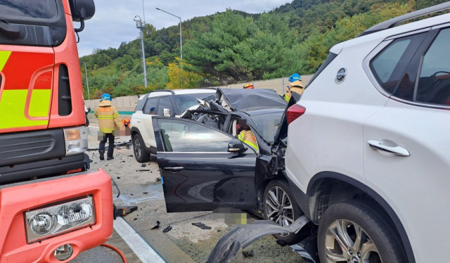 12일 낮 12시 55분께 전북 장수군 대전통영고속도로 하행선 장수 분기점 인근에서 차량 5대가 추돌해 1명이 숨지고 12명이 다쳤다. 연합뉴스