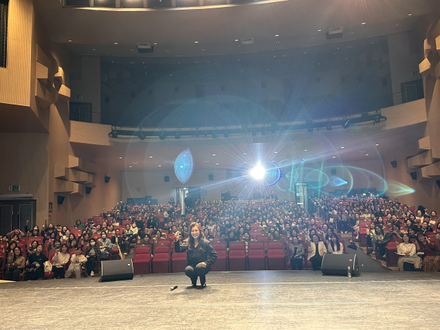 오은영 박사가 특별강연에 참석한 주민들과 함께 단체 기념사진을 찍었다. 경국대 제공