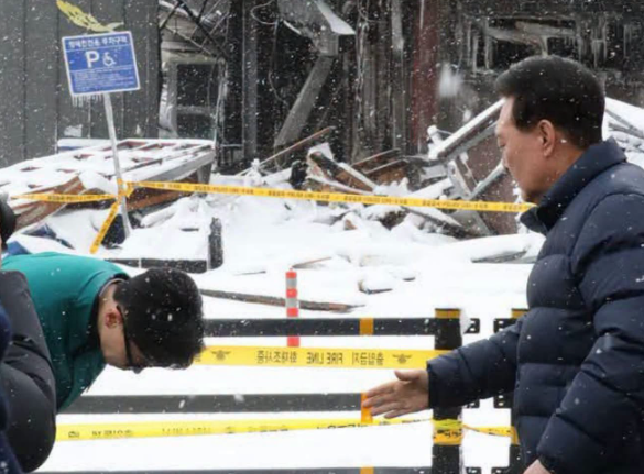 조국, 尹에 '90도 폴더 인사' 한동훈 사진 공개…