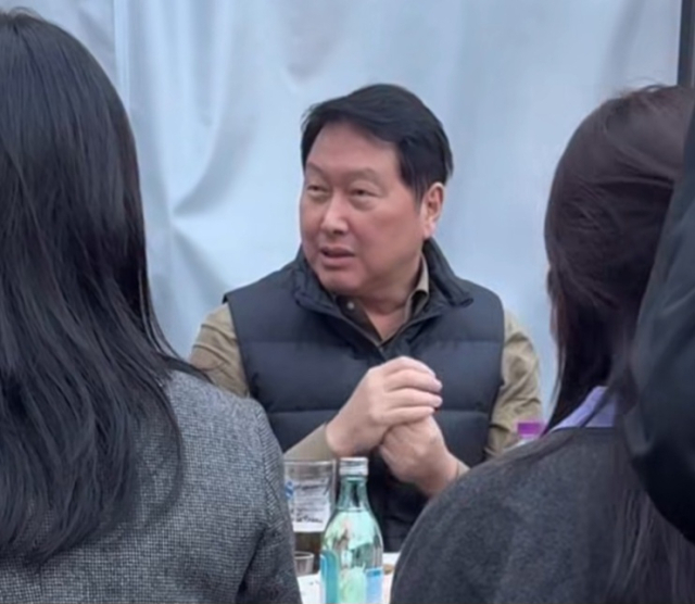 서울 중구 을지로 한 식당의 야외 좌석에서 회식 중인 최태원 SK그룹 회장의 모습. 인스타그램
