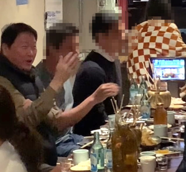 다른 식당을 방문한 최 회장의 모습. 인스타그램