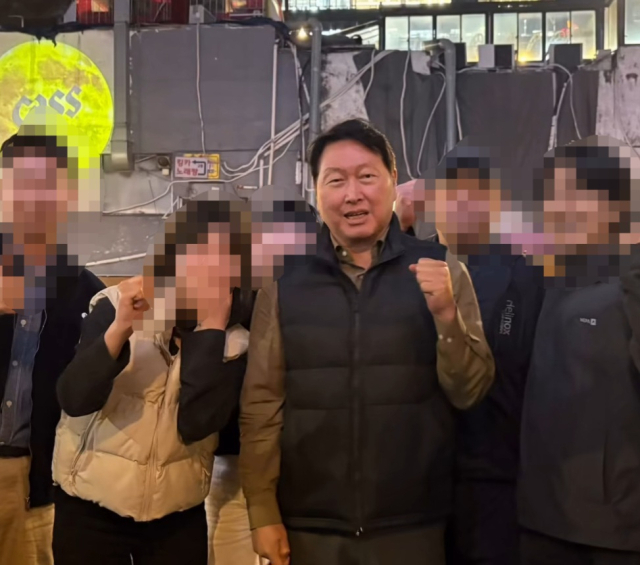 식당에 있던 사람들과 사진을 촬영하는 최 회장의 모습. 인스타그램