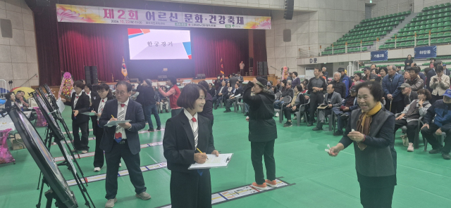 무대에선 흥겨운 장단, 운동장에선 응원…영주 어르신들 