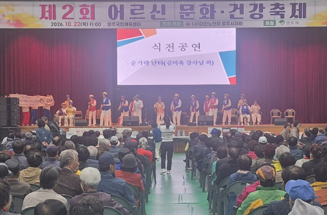 숟가락 난타공연이 펼쳐지고 있다. 마경대 기자