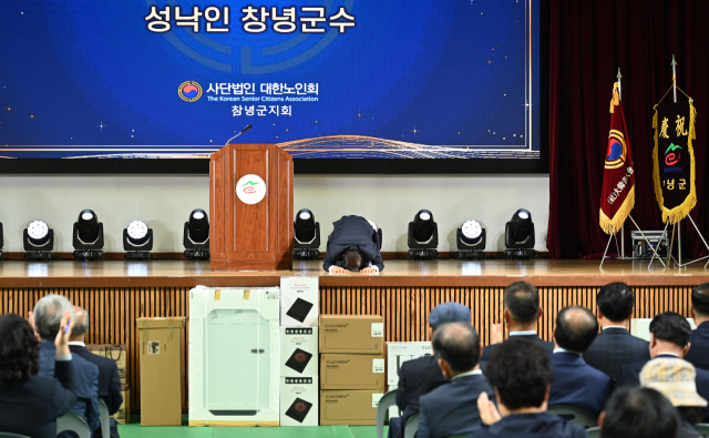 성낙인 군수가 어르신들께 감사의 큰절을 올리고 있다. 창녕군 제공