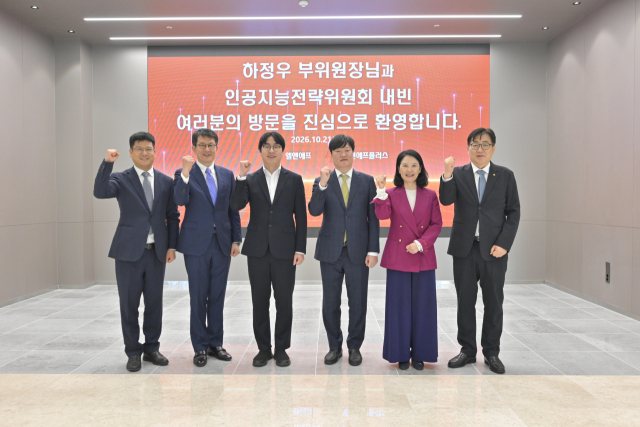 지난 21일 오후 대구 국가산업단지 내 엘앤에프플러스 공장을 찾은 하정우(왼쪽에서 세번째) 국가인공지능전략위원회 부위원장과 허제홍(왼쪽에서 네번째) 엘앤에프 대표이사가 기념촬영을 하고 있다. 대구시 제공