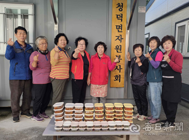합천군 청덕면 자원봉사회 회원들은 22일 시설 개선을 마친 공유주방에서 취약계층 20가구에 전달할 밑반찬을 준비했다. 합천군 제공