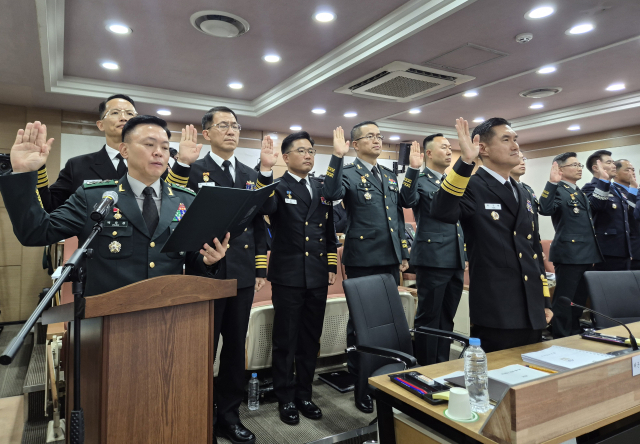 22일 육군사관학교에서 열린 국회 국방위원회 육·해·공군 사관학교 국정감사에서 박후성 육군사관학교장(앞줄 왼쪽)을 비롯한 피감기관 참석자들이 선서하고 있다. 연합뉴스