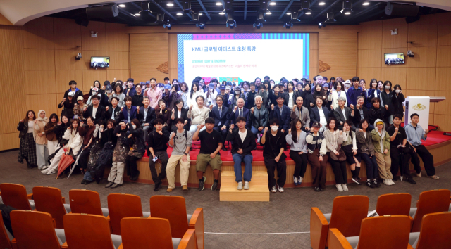 아크말 누리디노프 우즈베키스탄 국립예술학술원 회장과 계명대 미술대학 교수 및 학생들이 기념촬영을 하고 있다. 계명대 제공