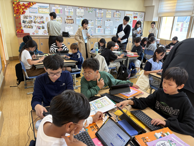 경북 문경 점촌초등학교가 AI가 제공한 정보를 그대로 받아들이지 않고 스스로 질문하고 검증하며 배움을 확장하는 학생 주도형 AI 수업모형을 개발·적용했다. 연구 결과 학생들의 AI 역량 평균은 3.06점에서 4.23점으로 상승했으며, 학교는 관련 수업 사례를 다른 학교와 공유할 계획이다. 경북교육청 제공