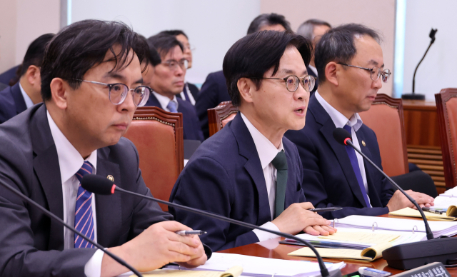 김정관 산업통상부 장관이 22일 국회 산업통상자원중소벤처기업위원회에서 열린 2026년도 종합 국정감사에서 위원 질문에 답하고 있다. 왼쪽은 박정성 통상교섭본부장, 오른쪽은 박동일 차관. 연합뉴스