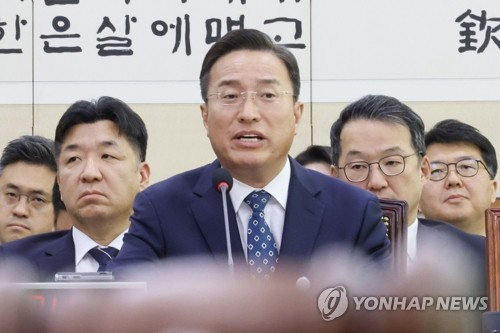 22일 서울 여의도 국회에서 열린 법제사법위원회 공소청 국정감사에서 이정현 검찰총장 직무대행이 의원 질의에 답하고 있다. 연합뉴스