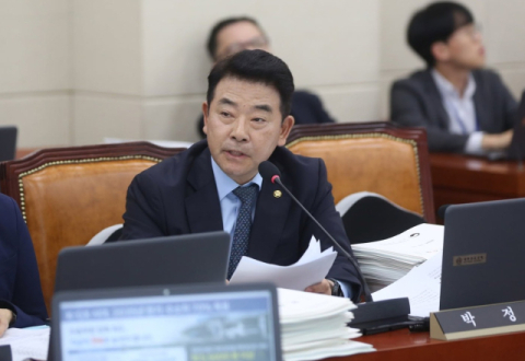 中·北 군 추모제 참석한 박정에 연평해전 유가족 항의 방문