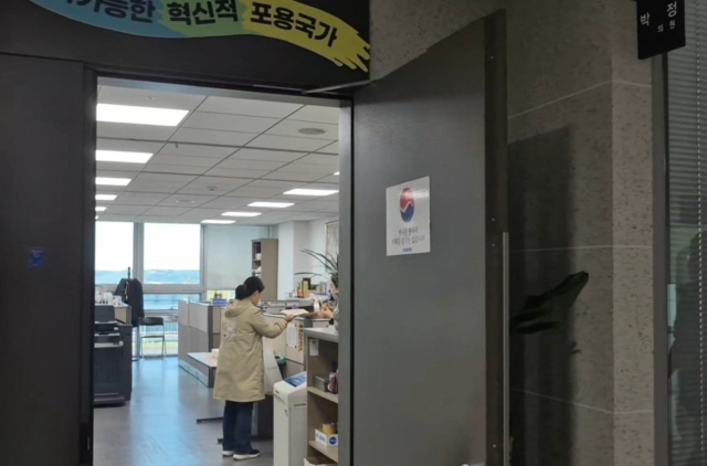 박정 더불어민주당 의원이 2016년과 2019년에 22일 중국군‧북한군 추모 행사에 참석한 사실을 뒤늦게 접한 제2연평해전 영웅 한상국 상사의 부인인 김한나 씨(52)가 22일 박 의원실을 직접 방문해 항의 서한 전달 및 면담을 요청했다. 정현환 기자