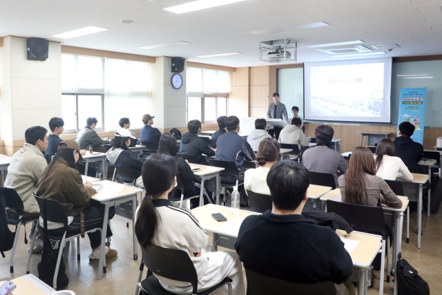 영남이공대학교 화장품화공계열 졸업생 유니드 손창현 사원이 후배들을 만나 신재생에너지 산업에 대해 설명하고 있다. 영남이공대 제공