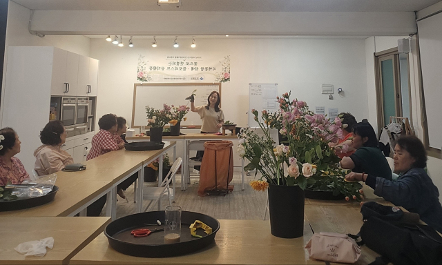 김숙경씨가 수강생을 대상으로 강의 하는 모습