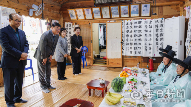 지난 19일 합천 강양향교에서 열린 기로연 재현 행사에서 김윤철(왼쪽에서 두번째) 군수와 내빈들이 장수상을 받은 어르신들에게 고개 숙여 인사하고 있다. 이날 강양향교는 85세 전후 어르신 5명을 모시고 건강과 장수를 기원했다. 합천군 제공