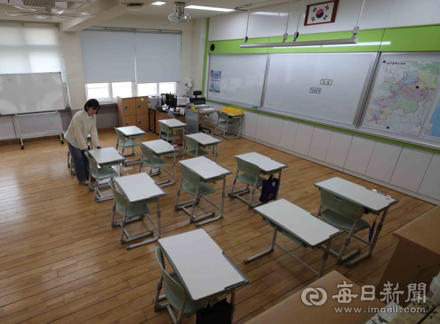 대구 시내 한 초등학교 교실에서 선생님이 빈 교실을 지키는 모습. 매일신문 DB