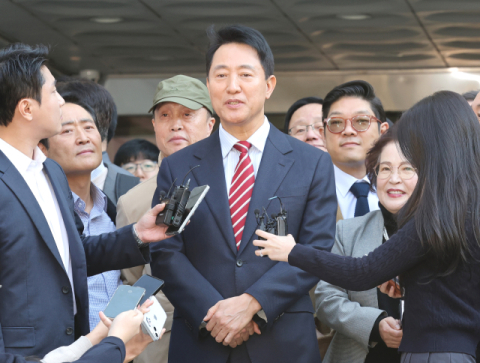 미소지으며 법원서 나온 오세훈…