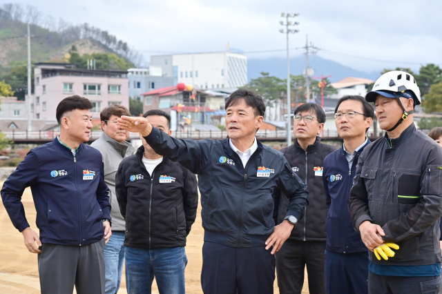 23일 청송사과축제장을 찾은 윤경희 청송군수(가운데)는 전기·상하수도 시설과 관람객 이동 동선 등 준비 상황을 점검했다. 청송군 제공