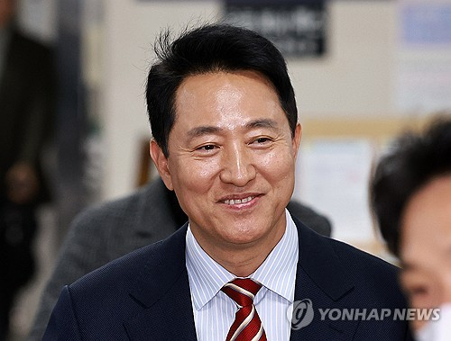 오세훈 서울시장이 23일 서울 서초구 서울고등법원에서 열린 정치자금법 위반 항소심 선고 공판에서 무죄 판결을 받고 법원을 나서고 있다. 연합뉴스