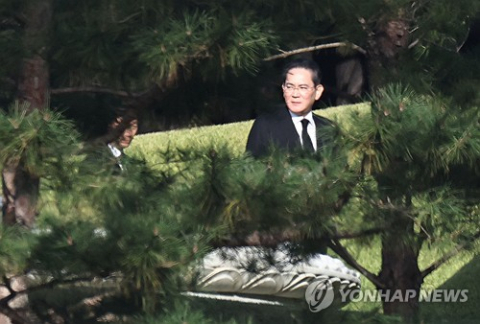 이건희 선대회장 6주기…이재용, UAE 귀국 직후 수원 선영 찾아