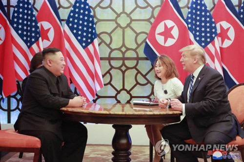 2019년 2월 베트남 하노이에서 열린 북미 정상회담에서 도널드 트럼프 미국 대통령과 김정은 북한 국무위원장이 회담장에 입장하고 있다. 연합뉴스