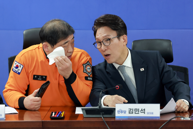 더불어민주당 김민석 대표가 23일 국회 의원회관에서 열린 민주당 소방 현장 지원 강화를 위한 간담회에서 홍순탁 전국소방안전공무원노동조합 위원장과 대화하고 있다. 연합뉴스