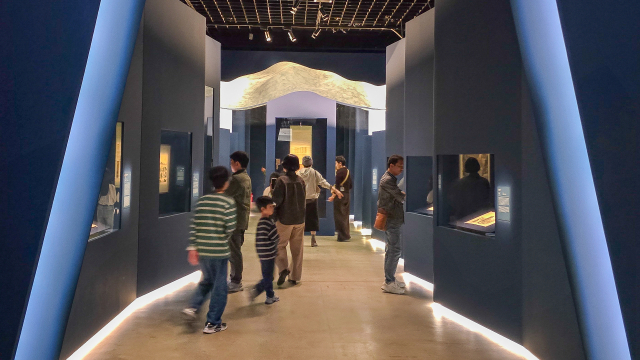 대구간송미술관을 찾은 관람객들이 겸재 정선 탄신 350주년 기념 특별전 