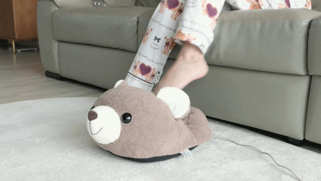 곰돌이 모양의 발난로에 발을 넣어 사용하는 모습. 최근 방한용품은 보온 기능에 귀여운 디자인을 더해 실용성과 인테리어 효과를 함께 고려한 제품으로 다양해지고 있다.