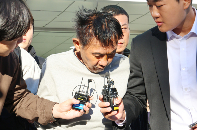 인천 한 대형 상업시설에서 흉기를 휘둘러 시민 10명을 살해하려 한 혐의로 구속된 최충락(59)이 23일 오전 인천 남동경찰서에서 인천지방공소청으로 송치되고 있다. 연합뉴스