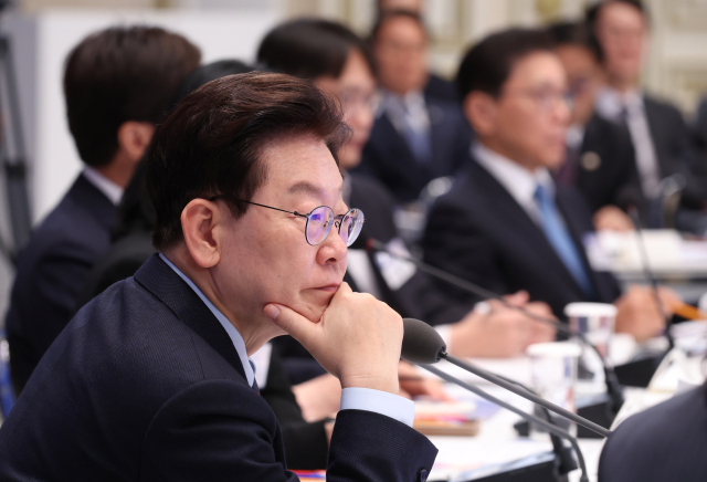 이재명 대통령이 23일 청와대에서 열린 규제합리화위원회 2차 전체회의에서 참석자 발언을 듣고 있다. 연합뉴스