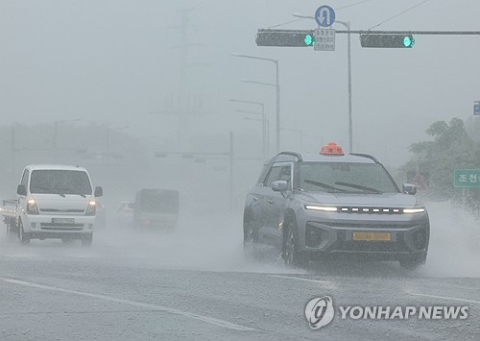 태풍 '참피' 영향 한라산 139㎜ 폭우…탐방로 통제·여객선 결항