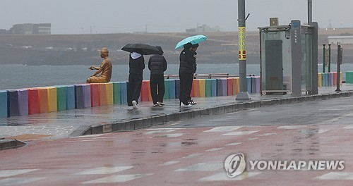 제30호 태풍 참피의 영향으로 제주와 남부 지방에 많은 비가 내리는 가운데 제주도에 호우특보와 강풍특보가 발효되고 있다. 연합뉴스