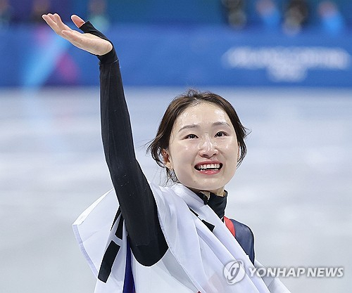 24일(한국시간) 캐나다 밴쿠버 퍼시픽 콜리세움에서 열린 ISU 쇼트트랙 월드투어 1차 대회에서 최민정이 역주하고 있다. 연합뉴스