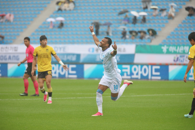 프로축구 K리그2 대구FC 세라핌이 24일 순천팔마종합경기장에서 열린 전남 드래곤즈와의 경기에서 선제골을 넣고 기뻐하고 있다. 대구FC 제공