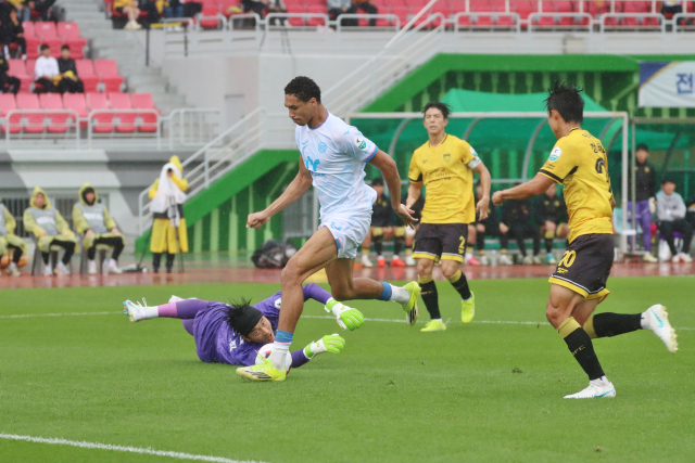 프로축구 K리그2 대구FC의 데커스가 24일 순천팔마종합경기장에서 열린 전남 드래곤즈와의 경기에서 두 번째 골을 넣고 있다. 대구FC 제공