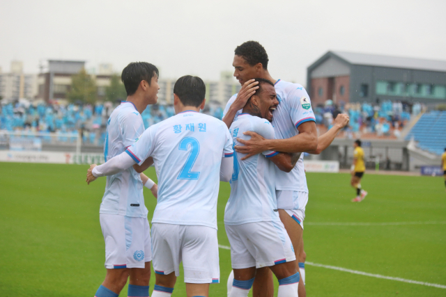 프로축구 K리그2 대구FC의 세라핌이 24일 순천팔마종합경기장에서 세 번째 골을 넣고 기뻐하고 있다. 대구FC 제공