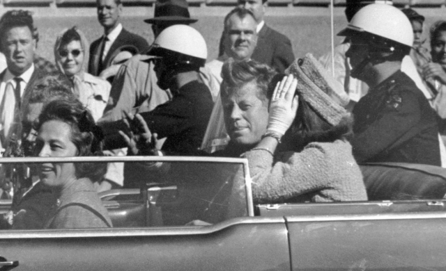 1963년 11월 22일 미국 텍사스주 댈러스에서 존 F. 케네디 미국 대통령이 저격범의 총에 맞기 약 1분 전에 촬영된 사진. 연합뉴스