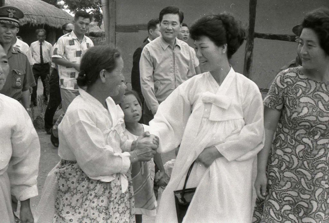 지난 1960~1970년대 전남 나주 한센인 정착촌을 방문한 육영수 여사의 모습을 촬영한 자료사진. 연합뉴스