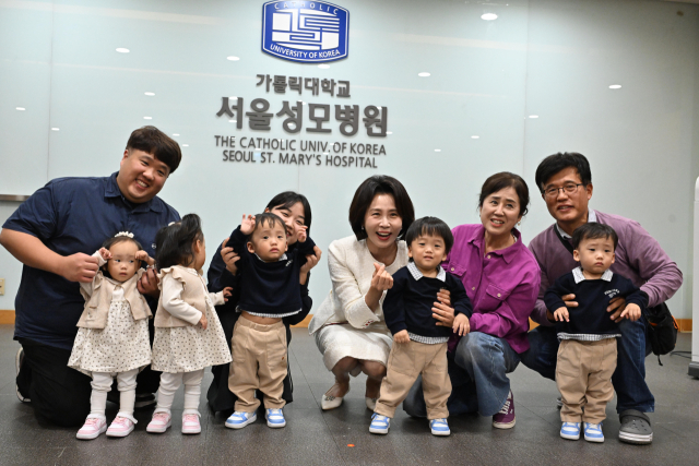 김혜경 여사가 19일 서울성모병원 모자의료센터를 방문, 오둥이들과 기념촬영을 하고 있다. 연합뉴스