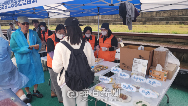 (사)한국여성농업인 청송군연합회원들은 이날 대회장을 찾은 선수와 동호인, 주민들을 대상으로 