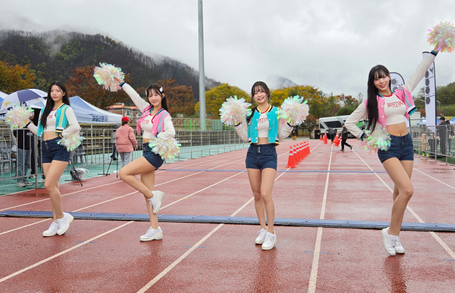 2026 청송사과트레일런이 개최된 청송군민운동장에서 치어리더팀 트윙클이 결승선 앞에서 멋진 응원 포즈를 취하고 있다. 김영진 기자