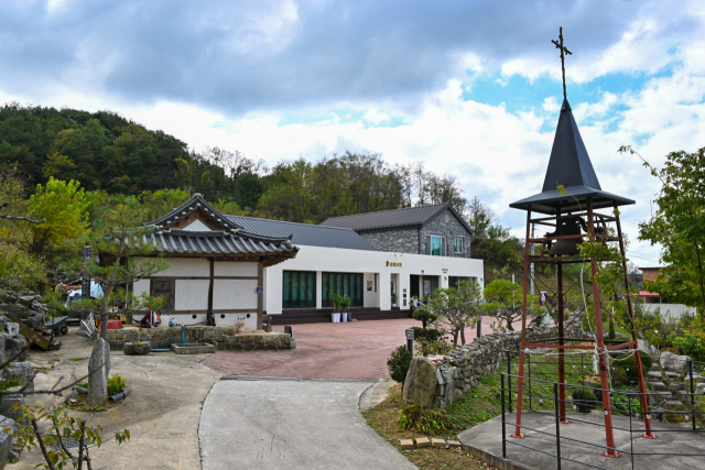 120년 역사를 간직한 평은 내매교회. 영주시 제공