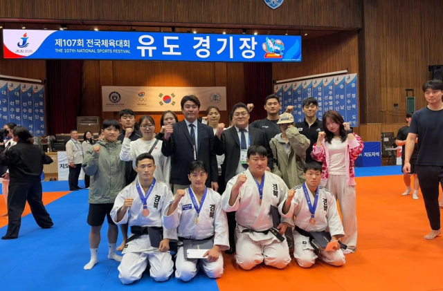 금메달 1개와 동메달 2개를 수확한 포항시청 직장운동경기부 유도선수단이 기념촬영을 하고 있다. 포항시 제공.